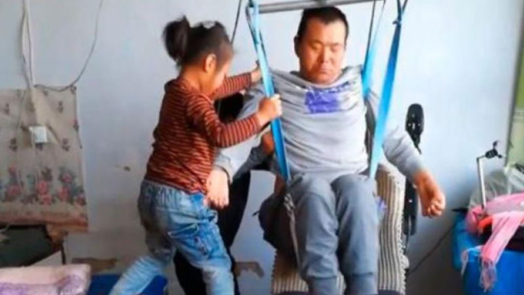 Una heroína de 6 años: cuida de su padre con paraplejia tras el abandono de su madre