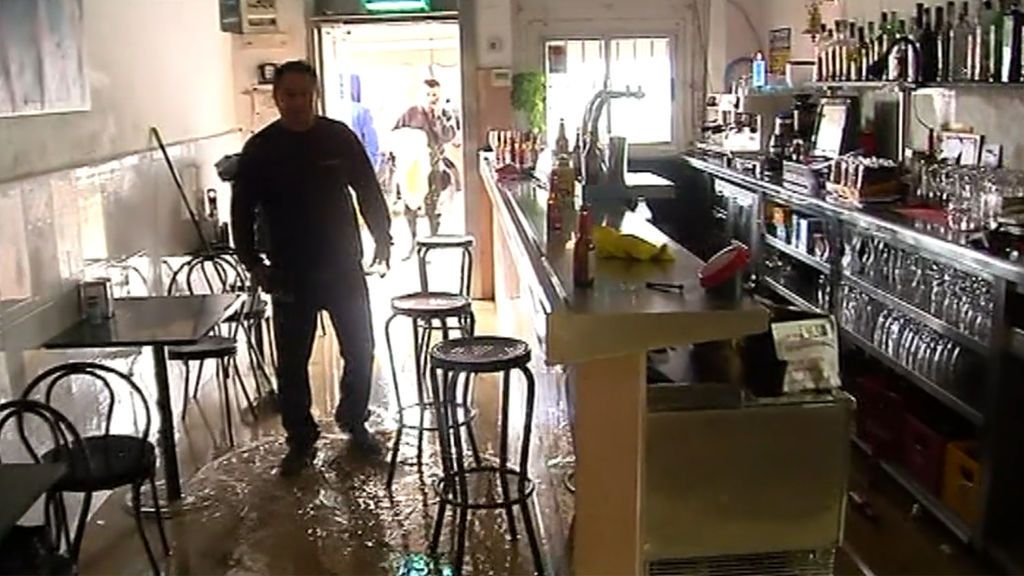 Temporal de lluvia desmedida en Barcelona, colapsada por las inundaciones