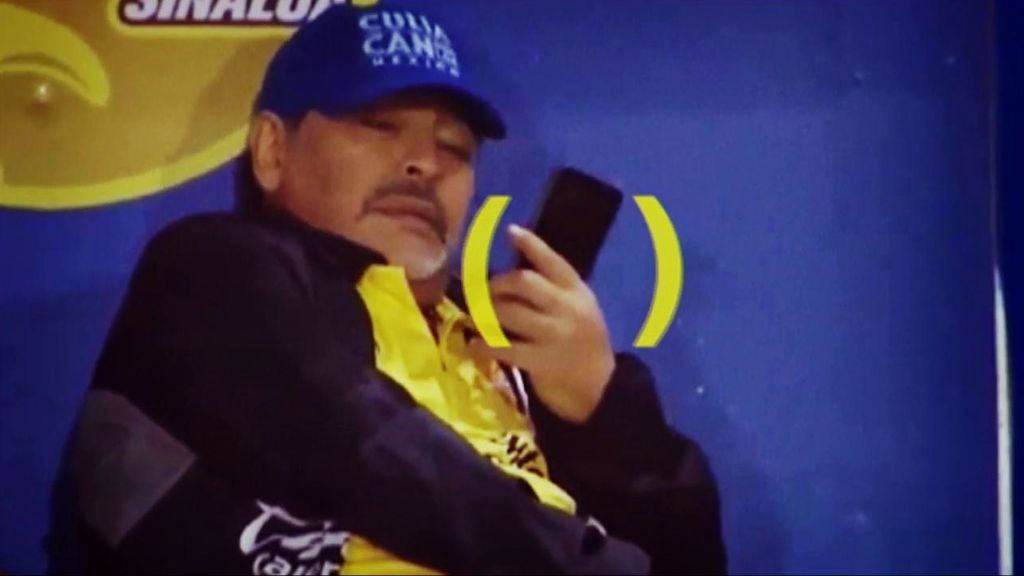 El último show de Maradona: coge, con evidentes problemas, su móvil en mitad del partido