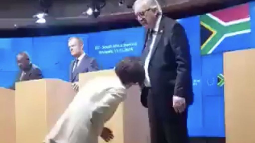 Juncker abandona una rueda de prensa por un despiste con su vestuario
