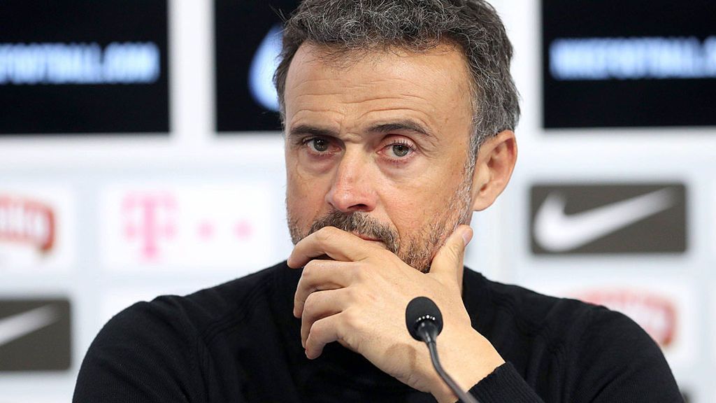 La cumbre de Luis Enrique con sus ayudantes en el autobús tras caer con Croacia La cumbre de Luis Enrique con sus ayudantes en el autobús tras caer con Croacia