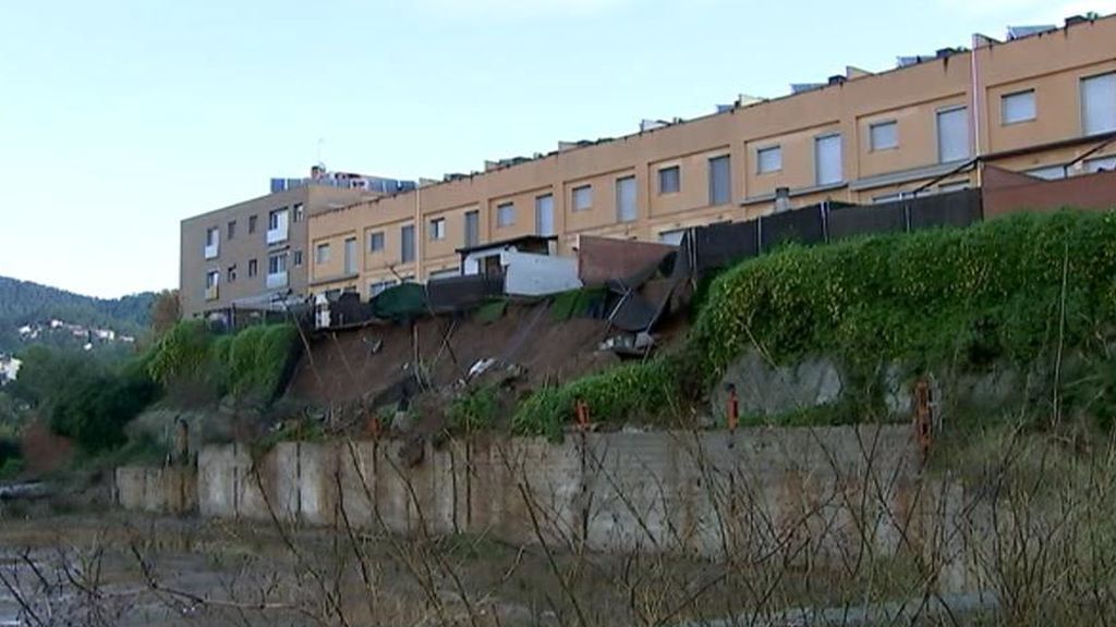 Un terraplén se viene a bajo y afecta a 23 viviendas  en Barcelona por culpa de la lluvia