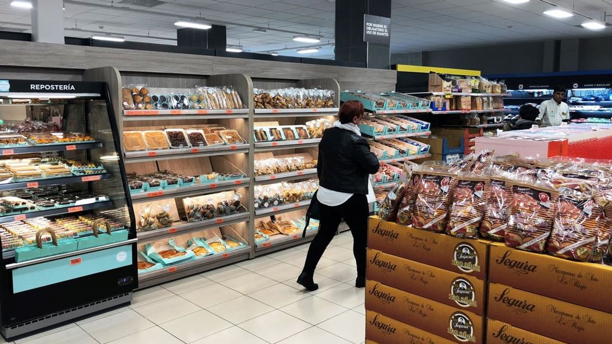 Más de la mitad de los españoles prefieren comprar en supermercados