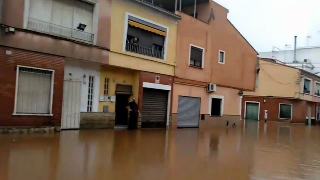 Los vecinos de Alzira se han pasado la noche achicando agua por culpa del temporal