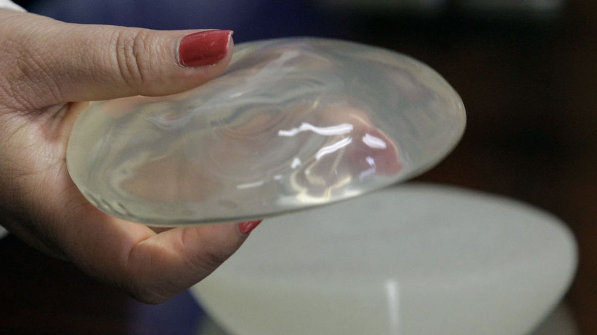 Indemnizan a una mujer con más de 3.000 euros tras romperse su prótesis mamaria