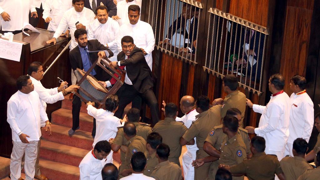 Sri Lanka aprueba entre puñetazos la moción de censura a su primer ministro