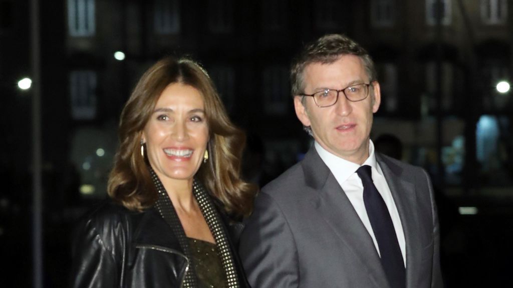 Núñez Feijóo y su pareja, Eva Cárdenas, llegando al cóctel de la boda