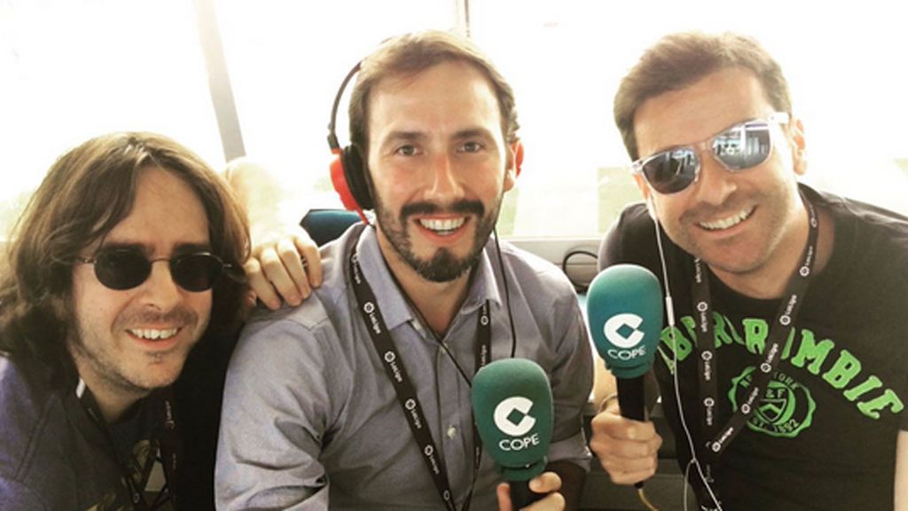En el centro, Alberto Sanz, que cantó el gol salvador