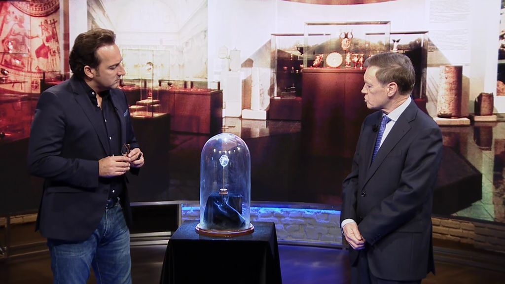 El misterio de la lente Layard: el doctor Tomás Camacho analiza en exclusiva esta lente maldita