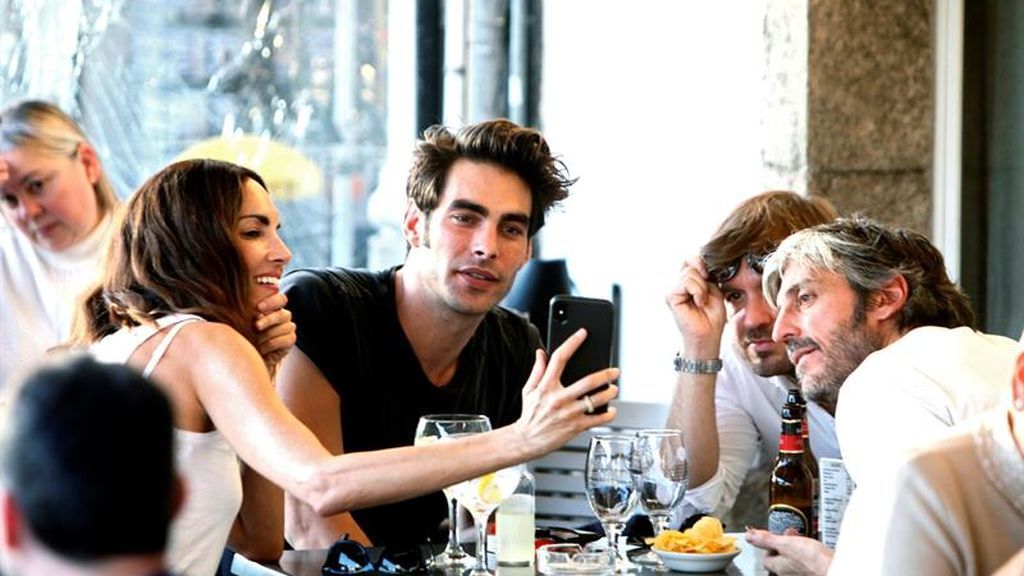 Invitados a la boda en el aperitivo de una terraza