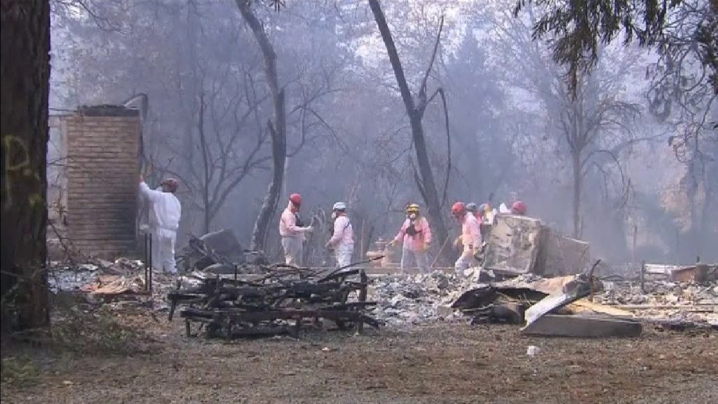 Buscan sin descanso a los más de mil desaparecidos en los incendios de California