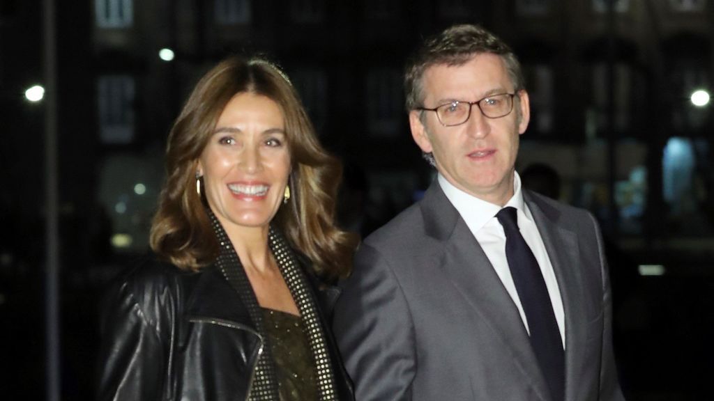 Núñez Feijóo y su pareja, Eva Cárdenas, llegando al cóctel de la boda