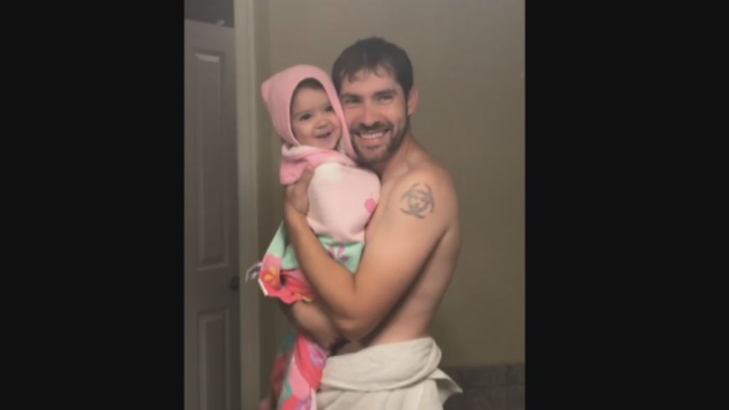 El dulce instante de un padre y su hija cantando en 'play-back'