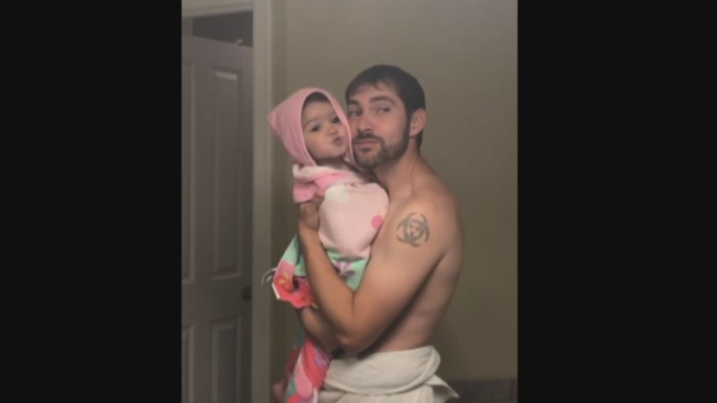 Una batalla de 'play-back' entre el padre y su hija deja este tierno vídeo