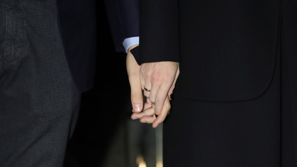 Detalle de las manos unidas del matrimonio: Marta Ortega y Carlos Torretta