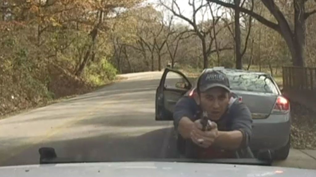 Tiroteo en Arkansas: sospechoso dispara contra agentes de la policía y queda grabado en la cámara del coche patrulla