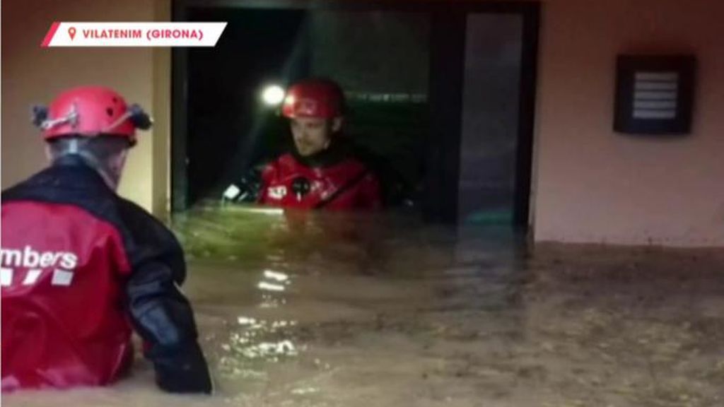 Imágenes sobrecogedoras de un río desbordado en Vilatenim (Girona), provocando inundaciones y desalojos