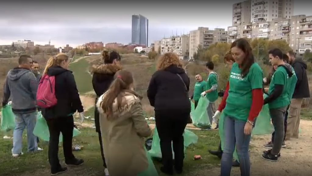 Los vecinos de Fuencarral limpian el vertedero ilegal y piden que comiencen las obras cuanto antes