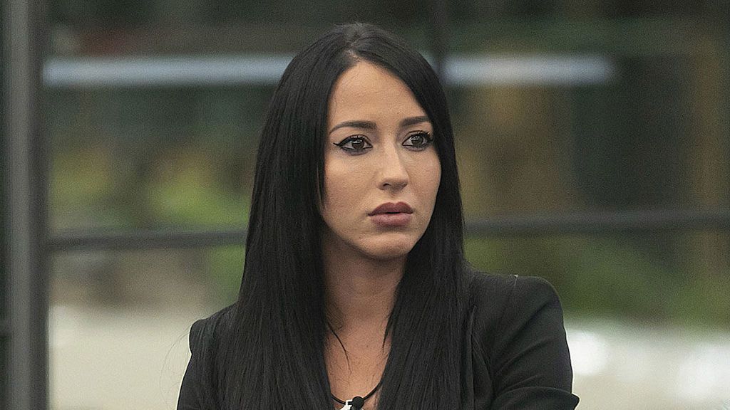 Aurah escucha insultos del exterior y se cabrea: "Fea, fuera de la casa" Aurah escucha insultos del exterior y se cabrea: "Fea, fuera de la casa"