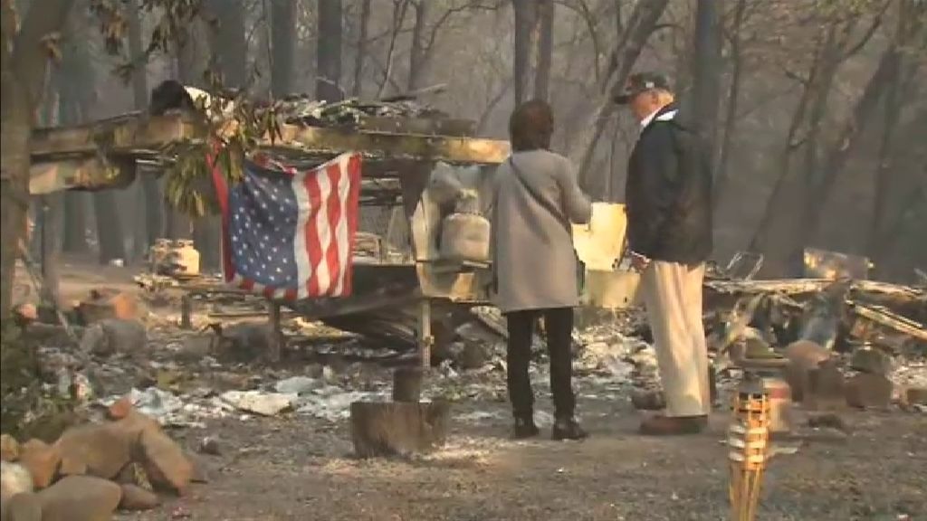 Trump visita Paradise, la localidad californiana más afectada por los incendios