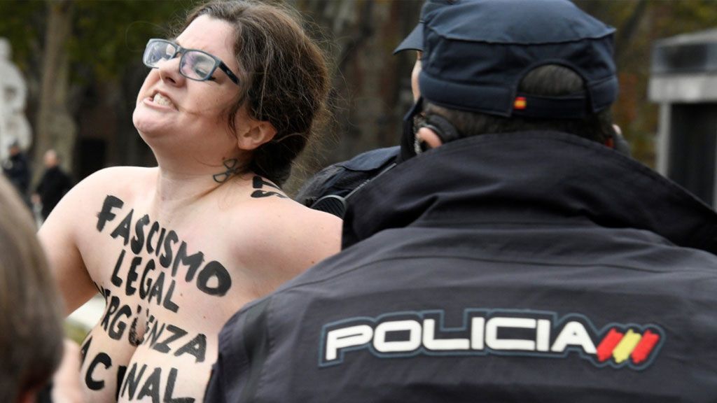 Tres activistas de Femen irrumpen en una marcha falangista en Madrid