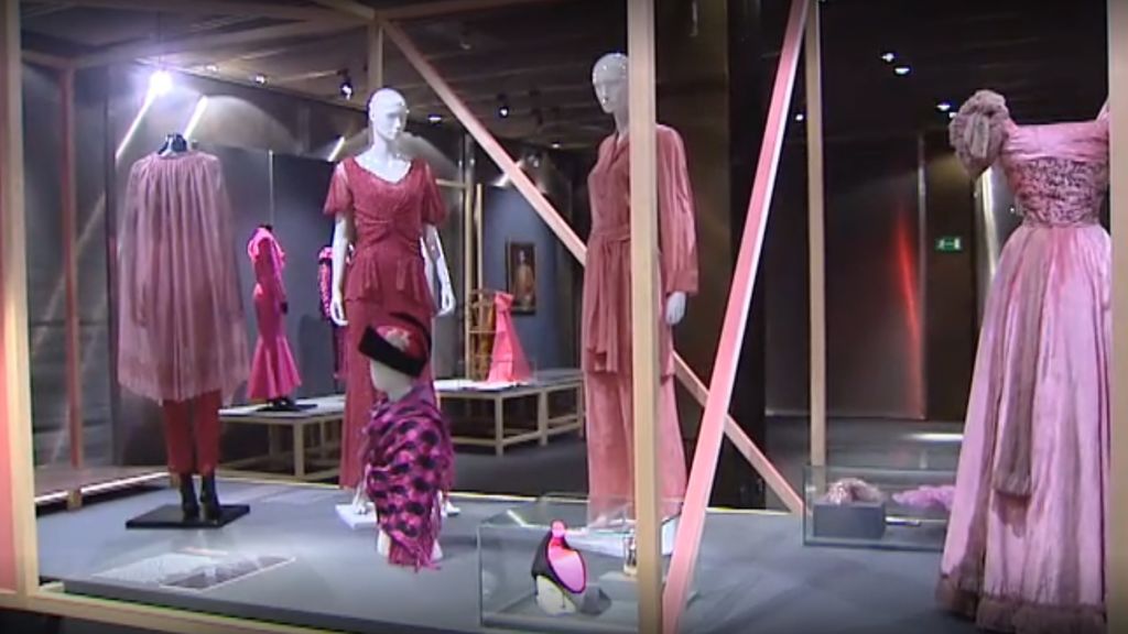 'La Vie en Rose', la exposición del Museo del Traje que reinvidica el poderío del color