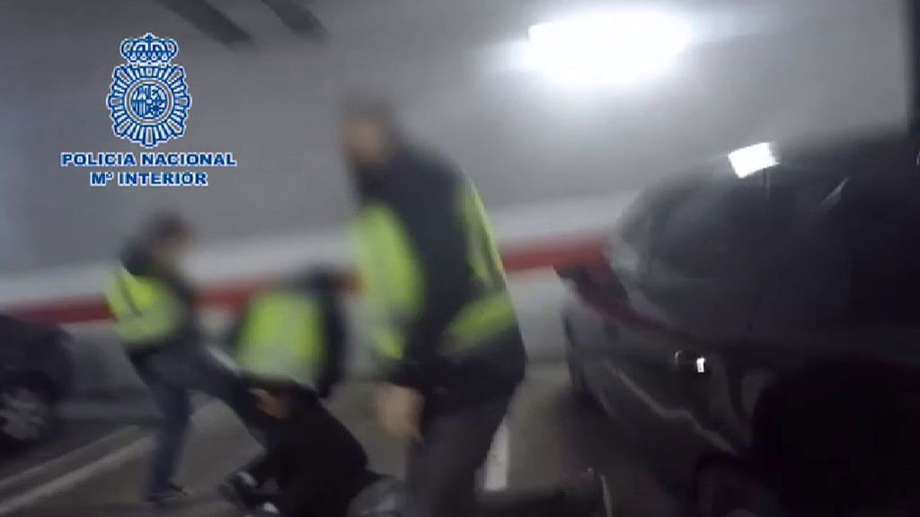 La Policía aborta un pase de droga en un parking de un centro comercial en Madrid