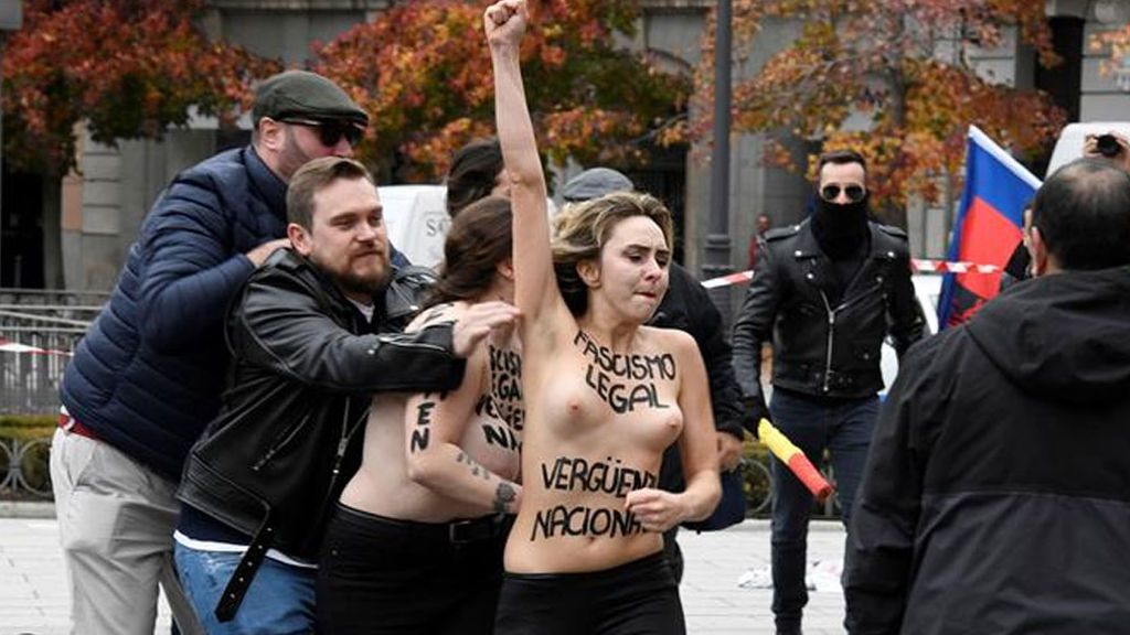 Tres activistas de Femen irrumpen en una marcha falangista en Madrid