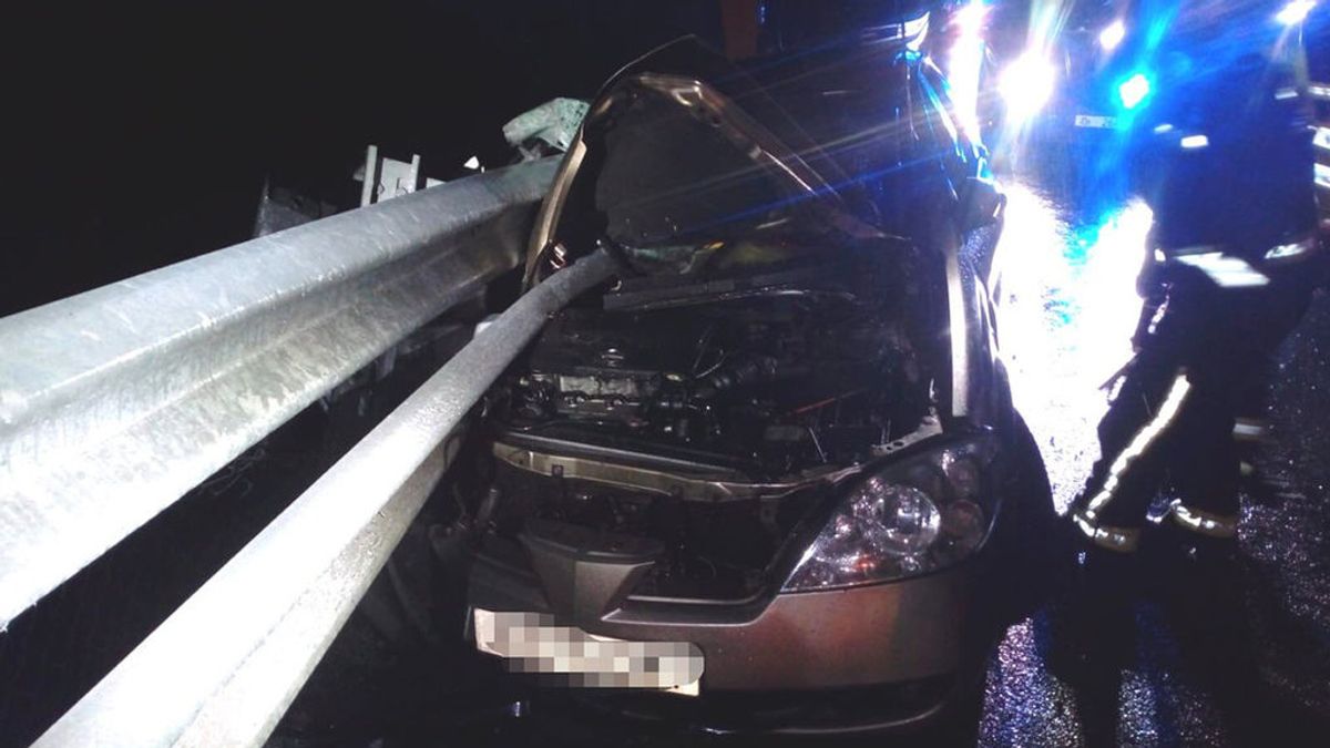Brutal accidente sin heridos en la AP-68: el quitamiedos atravesó el coche por el lado del copiloto