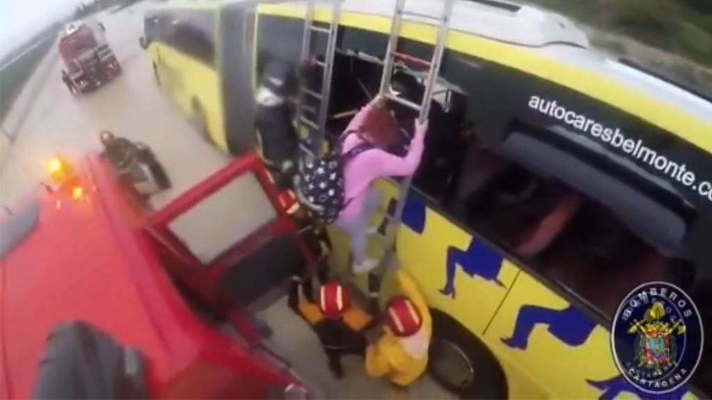 Las imágenes del rescate de los 70 niños atrapados por el temporal en un autobús escolar en Cartagena