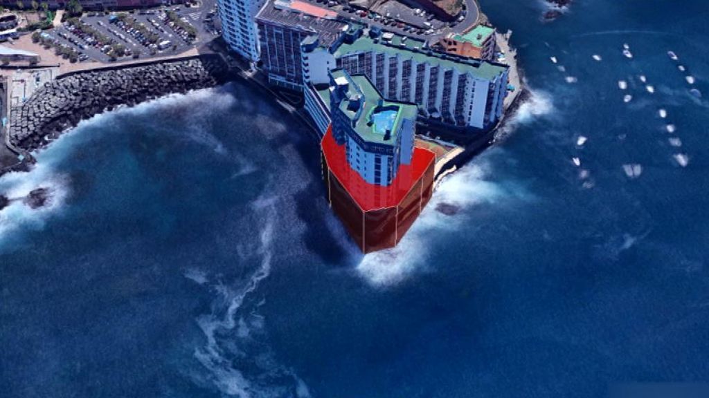 Otra fatalidad evitable: una ola destroza la barandilla de un edificio construido sobre el mar