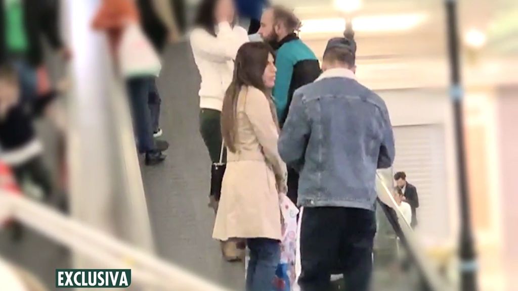 Isa Pantoja y Omar , pillados paseando en un centro comercial con el pequeño Alberto