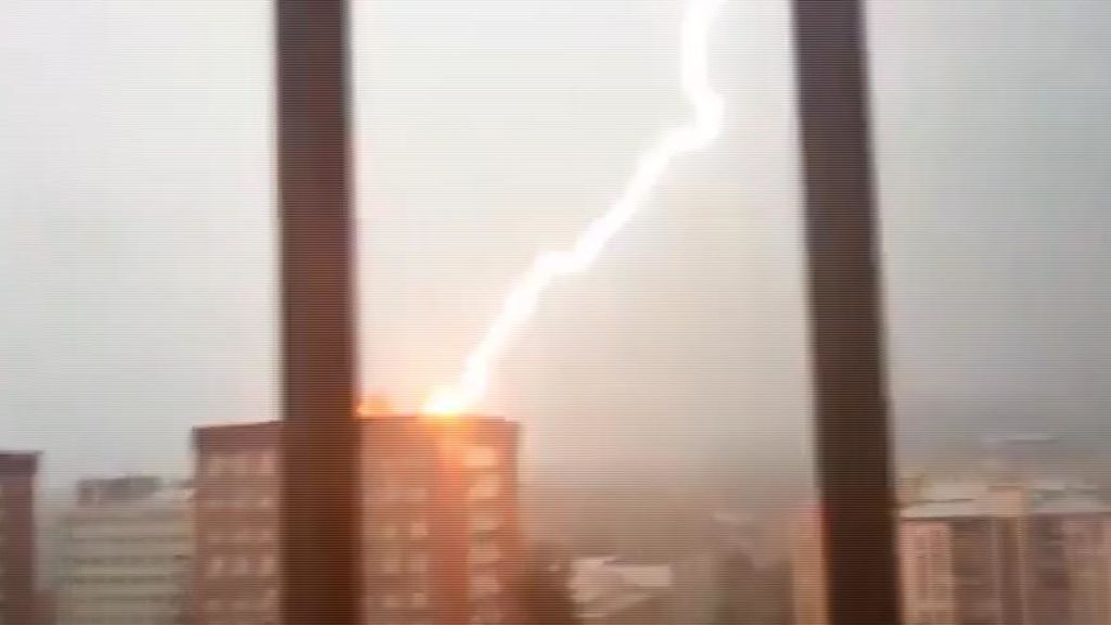 El inquietante momento en que un rayo impacta en un edificio