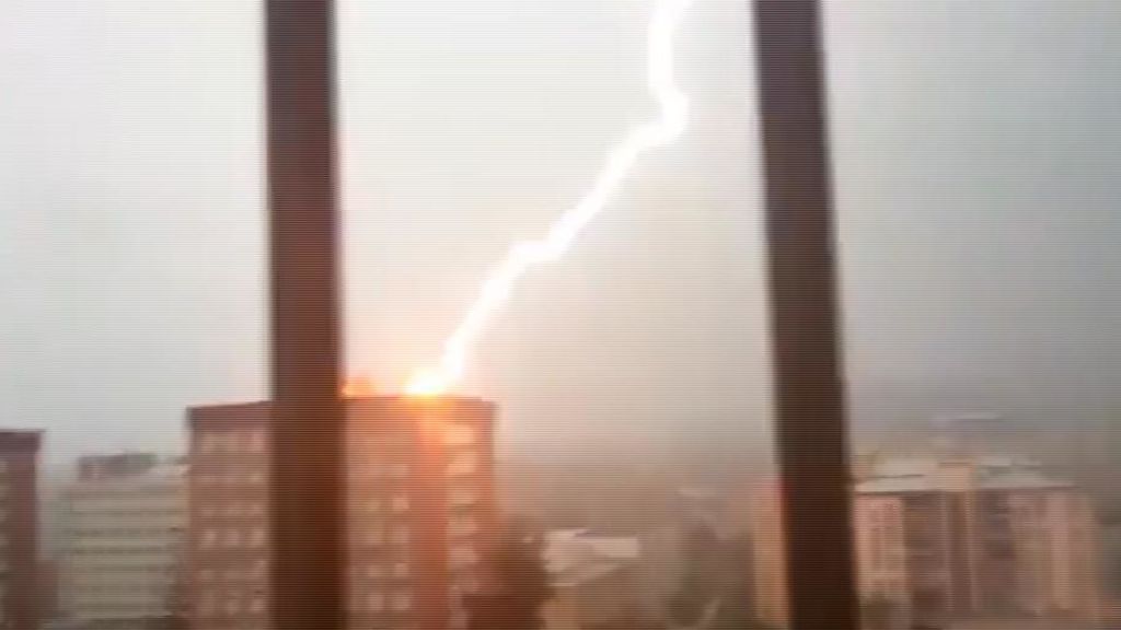 El impactante momento en que un rayo impacta en un edificio