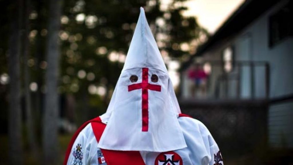 Suspenden a un profesor de Missouri al permitir que un alumno se disfrace de Ku Kux Klan