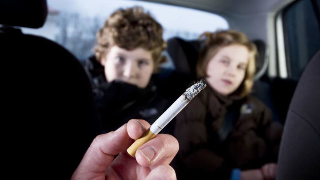 fumar con niños coche