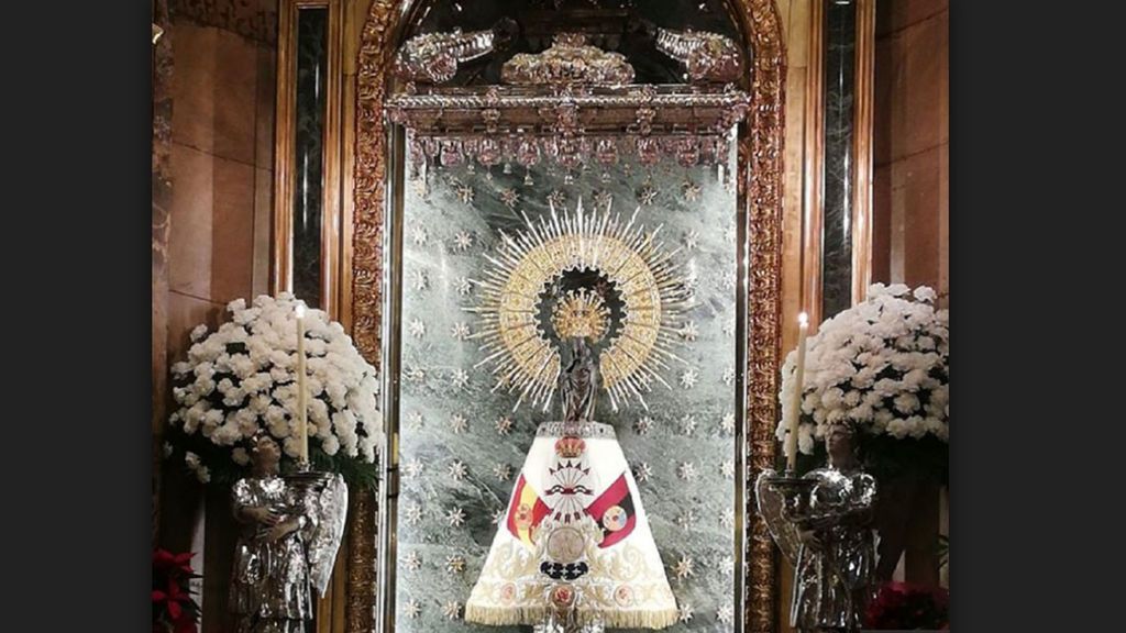 La Virgen del Pilar con un manto de la Falange: El Cabildo de Zaragoza pide "perdón" y dice que fue "por error"