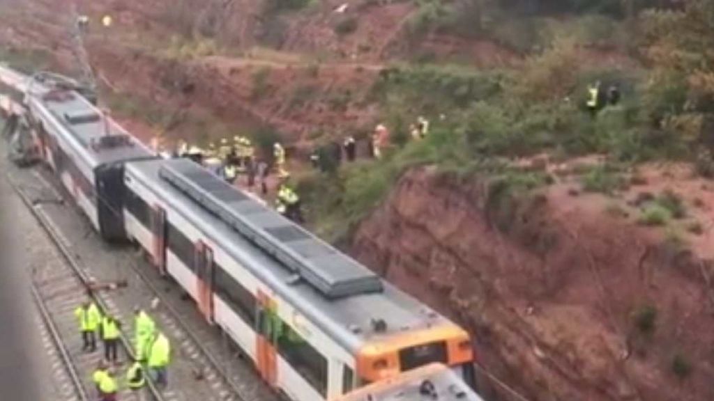 Los equipos de emergencias trabajan en el tren descarrilado en Vicarisses