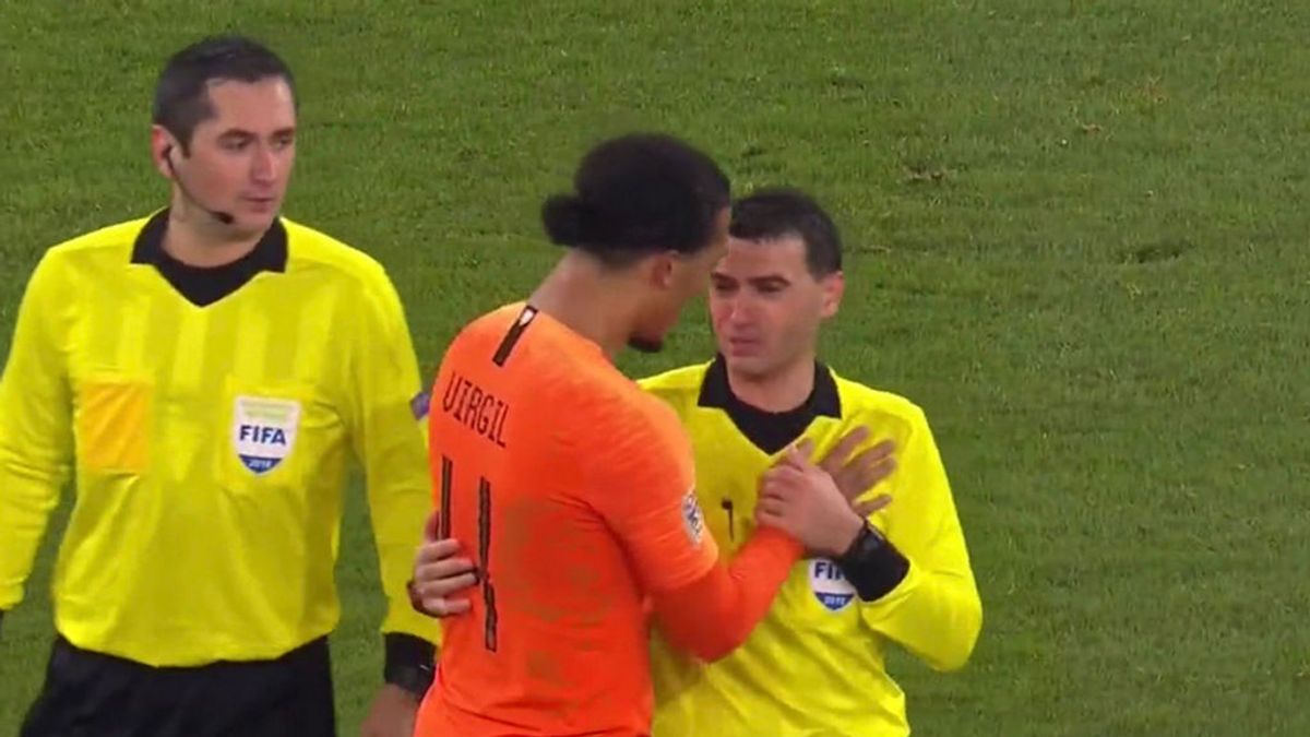 Van Dijk, futbolista de Holanda, abrazó al árbitro al final del partido para consolarle por la muerte de su madre Van Dijk, futbolista de Holanda, abrazó al árbitro al final del partido para consolarle por la muerte de su madre