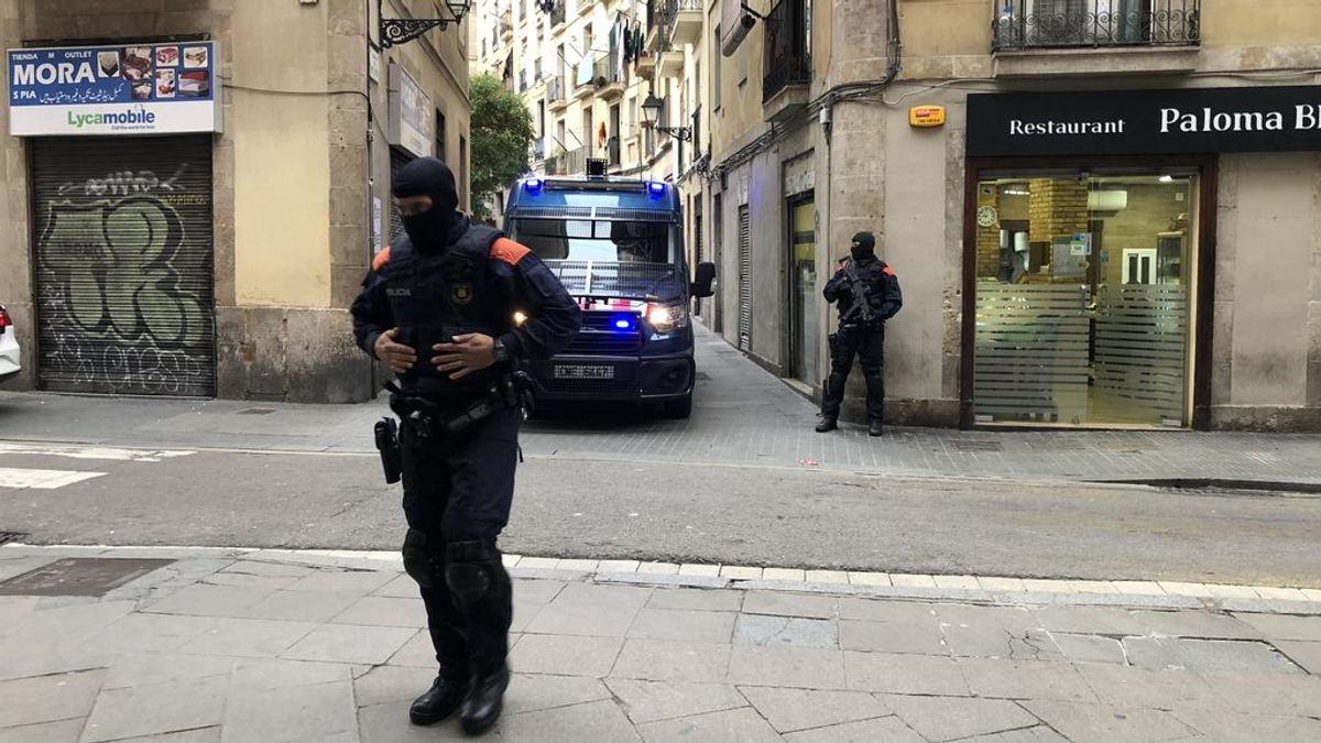 Un menor herido por arma blanca en una pelea multitudinaria en el Raval (Barcelona)