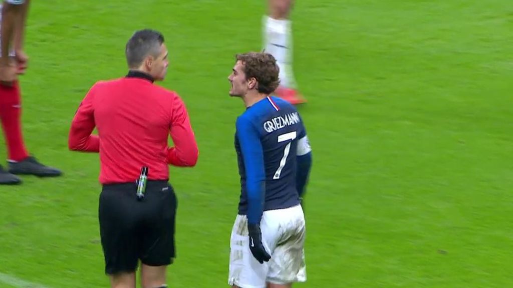 Griezmann se encara con el árbitro tras caer derribado en el área