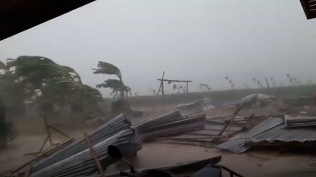 Un fuerte temporal arranca las estructuras en Tailandia