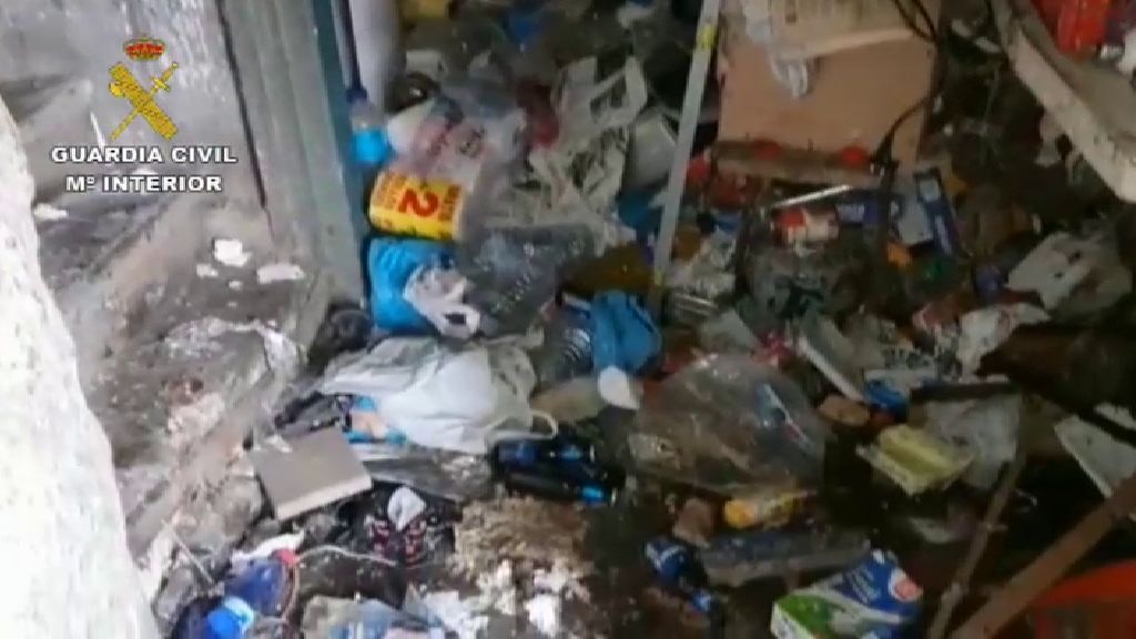 La Guardia Civil rescata a un hombre con síndrome de Diógenes