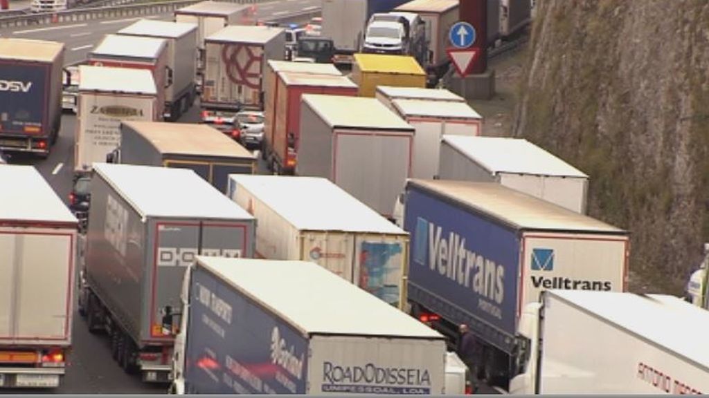 Caos en la frontera con Francia: miles de camiones atrapados por las protestas de los chalecos amarillos