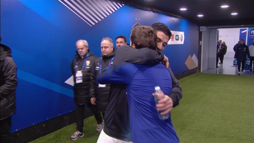 El abrazo cariñoso de Suárez y Griezmann, el momentazo del Francia – Uruguay
