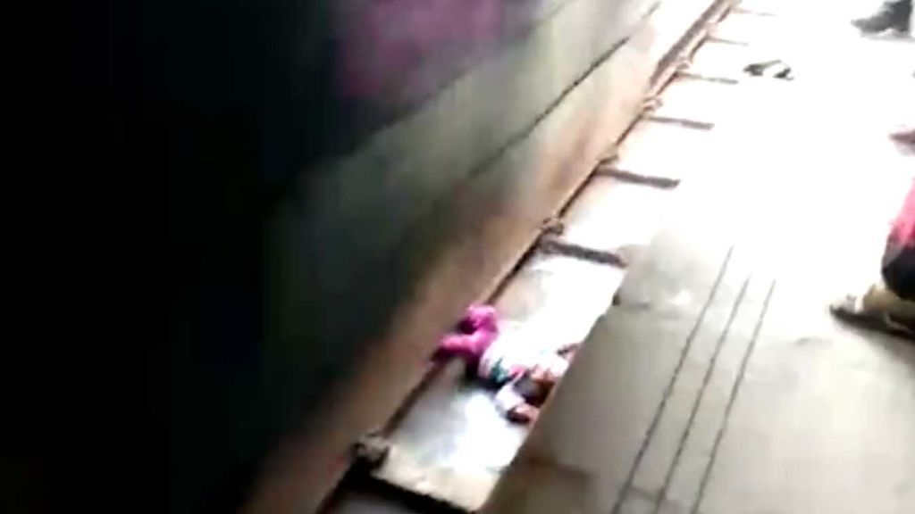 Una bebé cae a las vías del tren y sale sin un rasguño