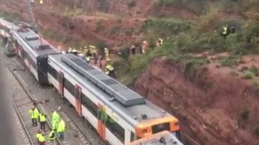 Las vías en Vicarisses siguen bloqueadas por el tren descarrilado