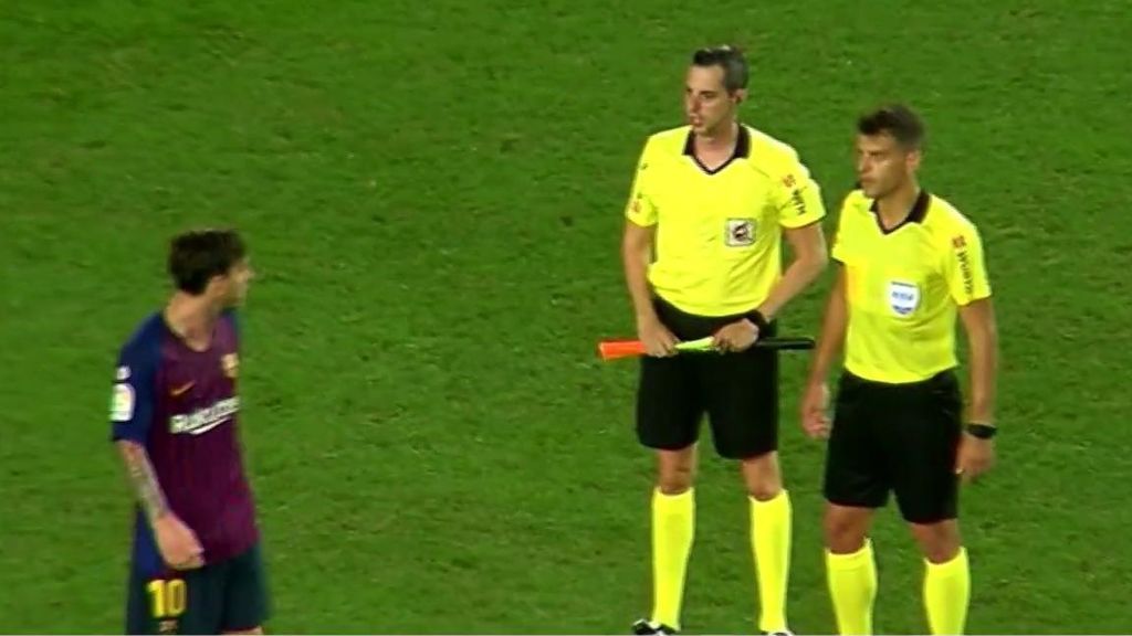 Gil Manzano volverá a encontrarse con Messi en el Atletico-Barcelona después de su 'no' saludo