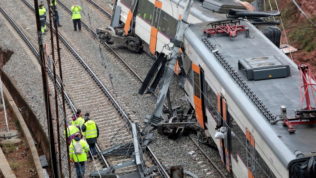 Trabajan sin descanso para reabrir la vía de Vicarisses tras el accidente de tren