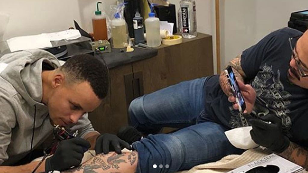 Del baloncesto a la tinta: Stephen Curry se estrena como tatuador